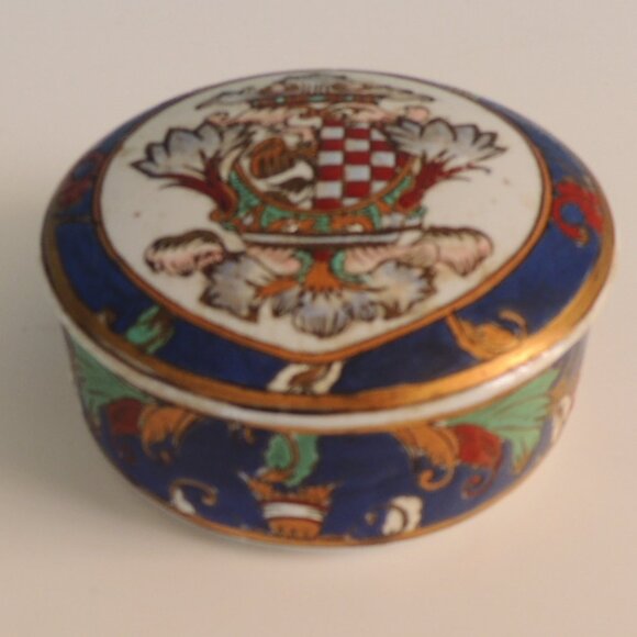 Round Hand-Painted Chinese Export Box With Lid Depicting a Coat-Of-Arms - Picture 1 of 4